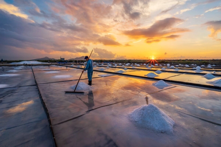 Khám phá vẻ đẹp 'Châu Âu thu nhỏ' tại các cánh đồng muối Ninh Thuận