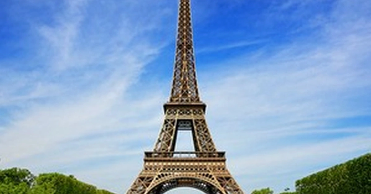 Khám phá vẻ đẹp tháp Eiffel về đêm: Giữa ánh sáng và quy định bản quyền