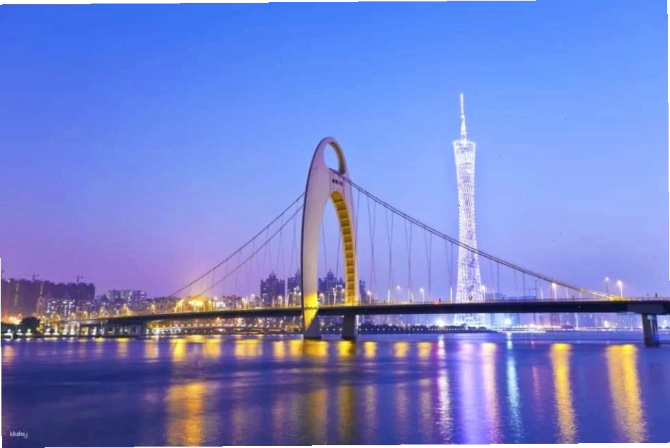 Khi màn đêm buông xuống và ánh sáng bắt đầu tỏa sáng, những cây cầu bắc qua sông Châu Giang sẽ trở nên đẹp hơn.