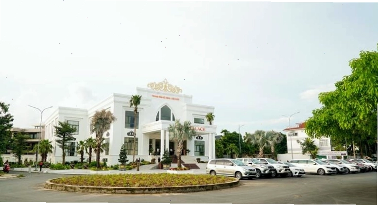 Không gian bàn tiệc được trang trí tại Royal Palace