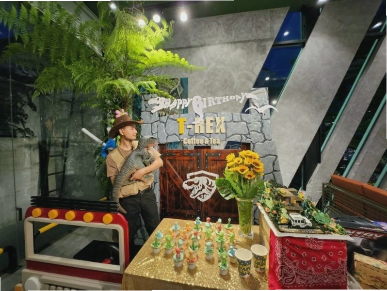 Không gian bên trong T-Rex Coffee & Tea với mô hình khủng long trên tường