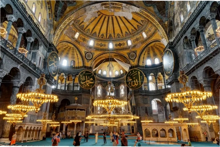 Không gian kiến trúc lung linh bên trong nhà thờ Hagia Sophia