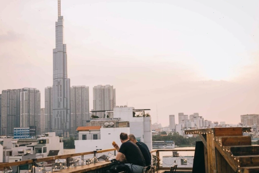 Không gian mộc mạc của Chao Nghiêng Rooftop với view Landmark 81