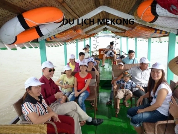 Không gian nhà hàng tại Cảng Du Thuyền Mỹ Tho với view sông đẹp