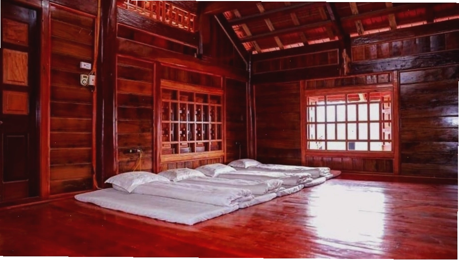 Không gian nhà sàn Hoa Thuyết Lợi rộng rãi, thoáng mát với dòng suối chảy róc rách