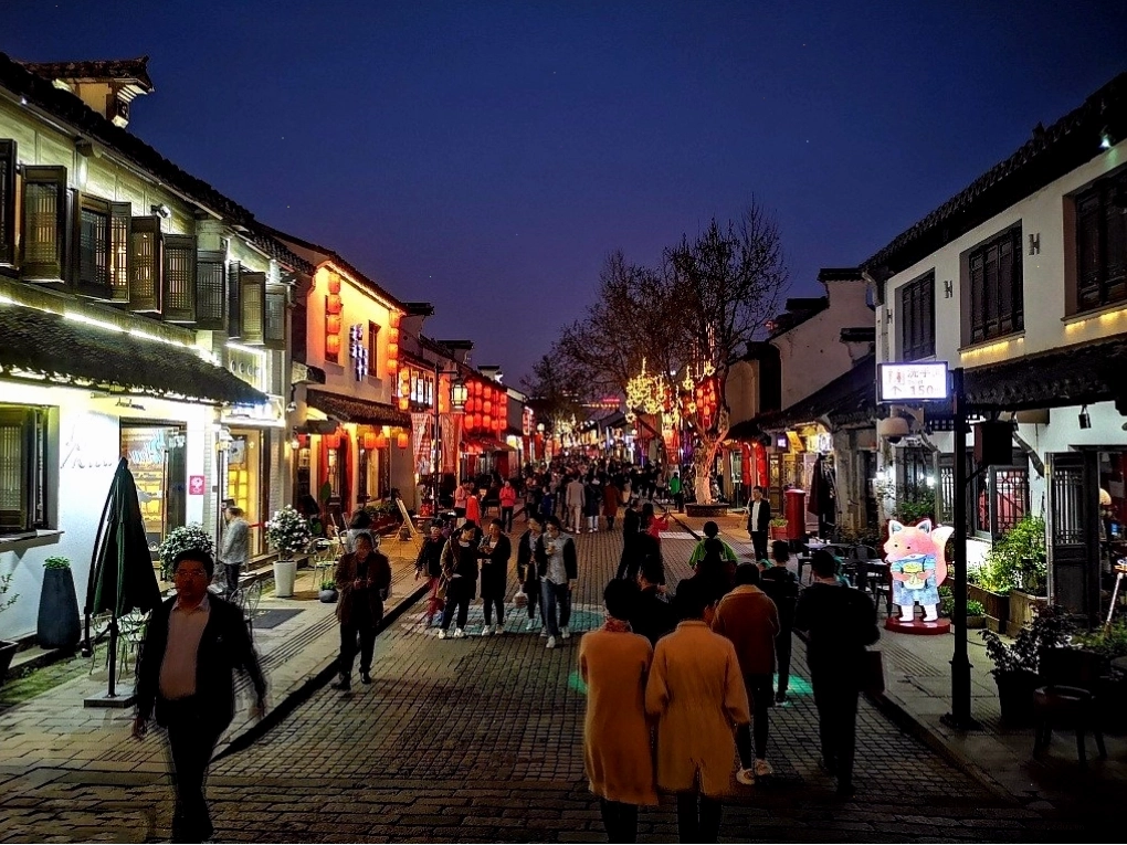 Không gian nhộn nhịp tại Phố cổ Nam Trường