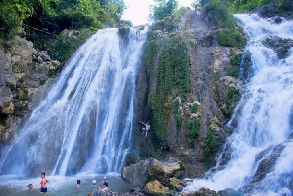 Không gian phòng nghỉ tại Mai Châu Valley Retreat với nội thất tiện nghi và sang trọng