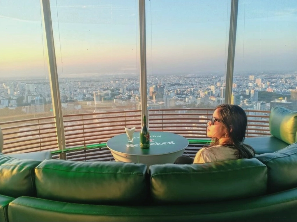 Không gian quán cafe sân vườn bên trong tòa nhà Bitexco