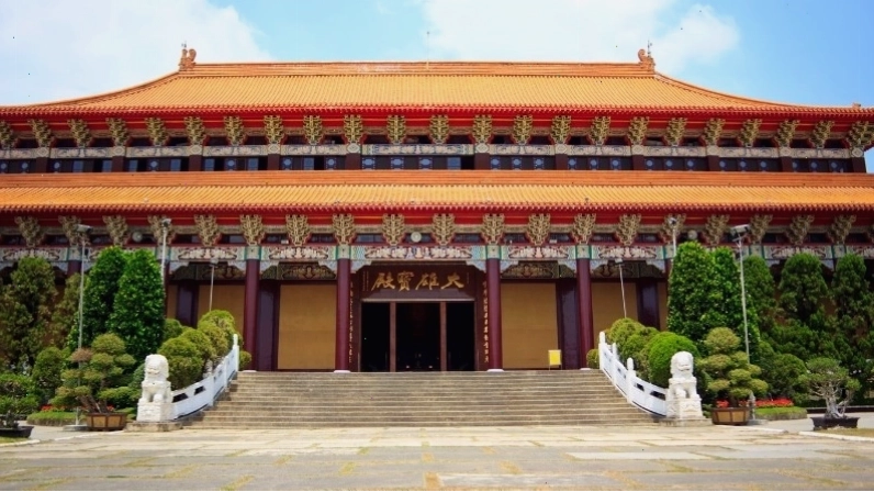 Không gian trang nghiêm bên trong Chính điện chùa Phật Quang Sơn