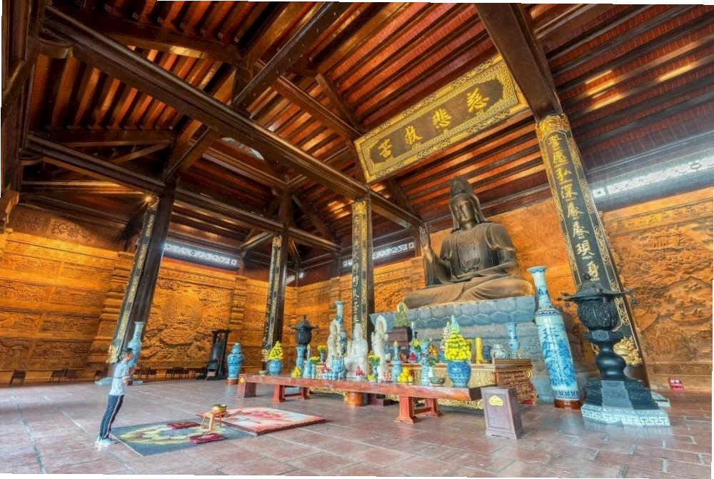 Không gian trang nghiêm bên trong Điện Quan Âm với các bức phù điêu tinh xảo