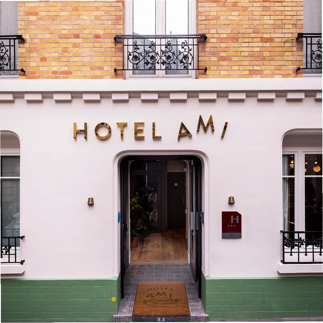 Không gian xanh mát tại sân vườn của Hotel Ami Paris