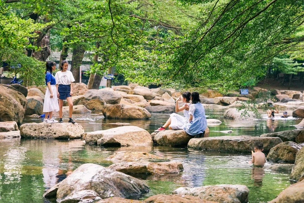 Không gian xanh mát tại Thủy Châu giúp xua tan cảm giác oi nóng ngày hè.