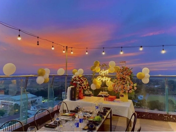 Không gian xanh mát và thoáng đãng của một quán rooftop tại Biên Hòa
