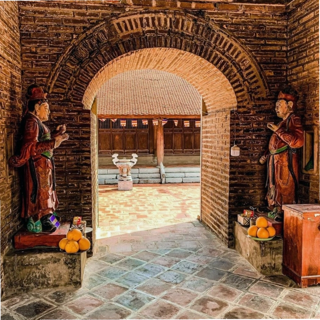 Không gian yên bình bên trong khuôn viên chùa Dâu