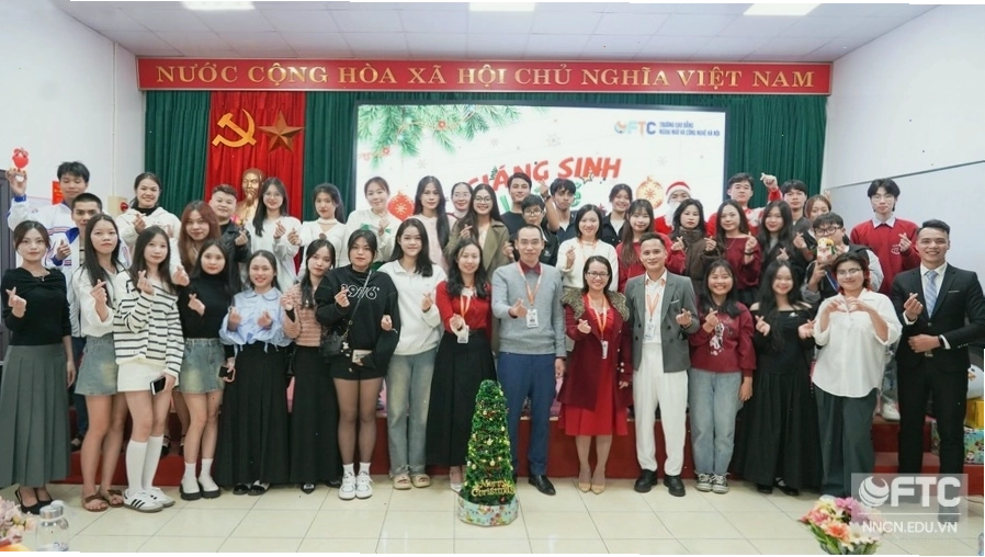 Không khí lễ hội sôi động thu hút du khách