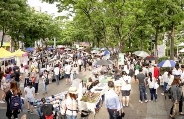 Không khí mua sắm tại chợ tự do Hongdae