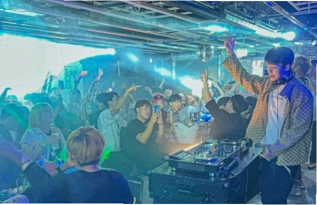 Không khí náo nhiệt tại một quán bar ở Hongdae