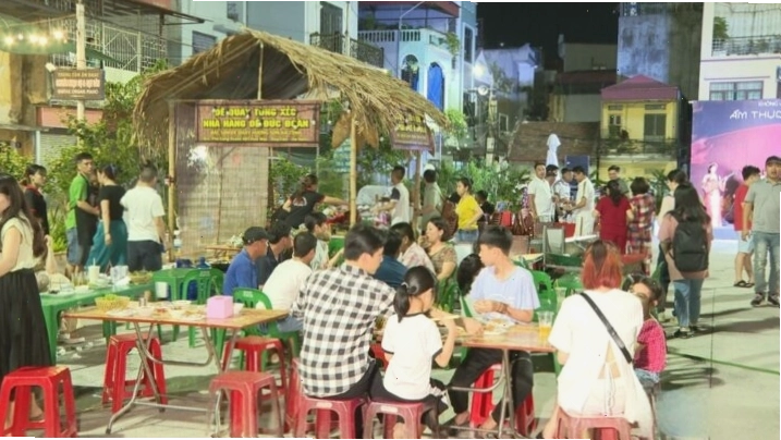 Không khí nhộn nhịp tại chợ đêm Phủ Lý với nhiều món ăn hấp dẫn