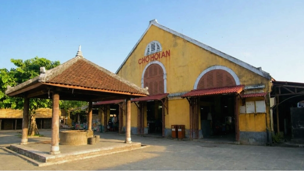 Không khí nhộn nhịp tại Chợ Hội An với đa dạng mặt hàng