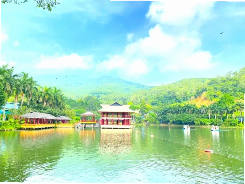 Khu du lịch Ao Vua Ba Vì với cảnh quan thiên nhiên xanh mát và dòng suối trong lành