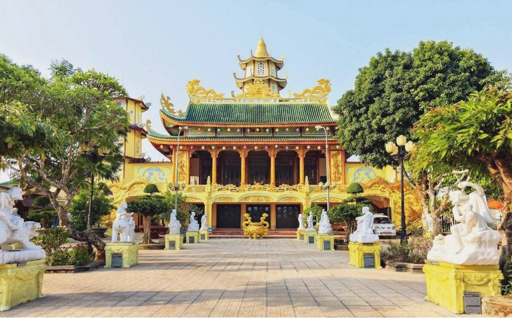 Khu du lịch thác Dambri hùng vĩ với dòng nước đổ trắng xóa