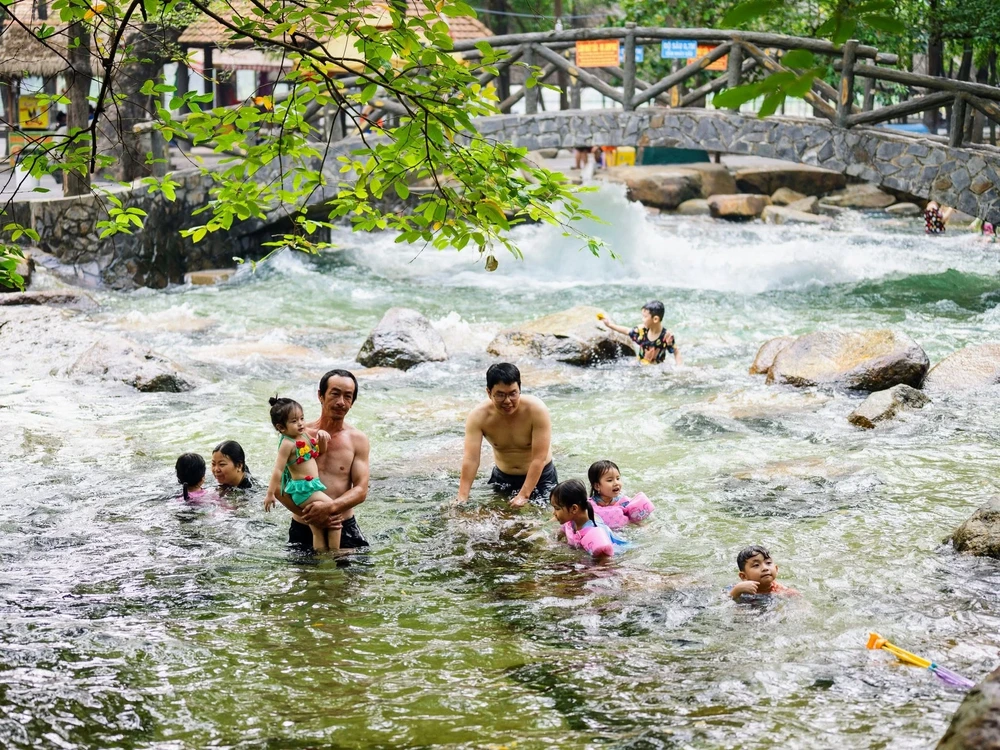 Khu du lịch Thủy Châu là điểm vui chơi được nhiều du khách yêu thích.