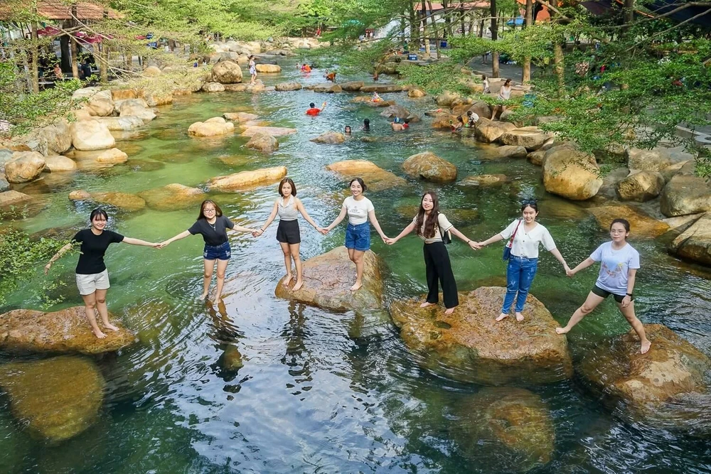 Khu du lịch Thủy Châu xanh mát với không gian thiên nhiên đầy sức sống.