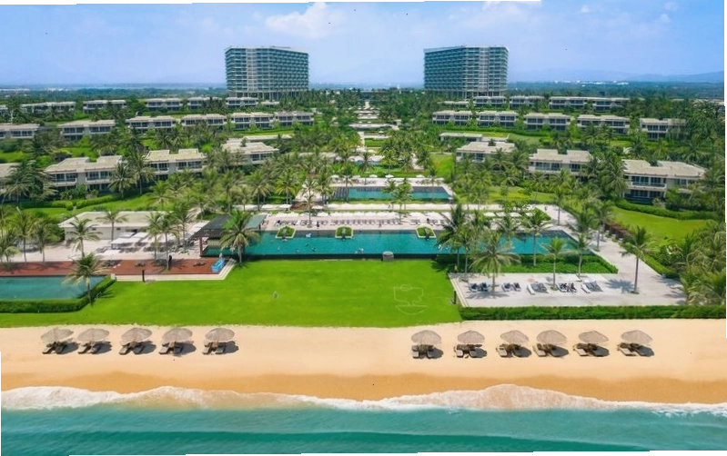 Khu nghỉ dưỡng Alma Cam Ranh nhìn từ trên cao với bãi biển xanh ngắt