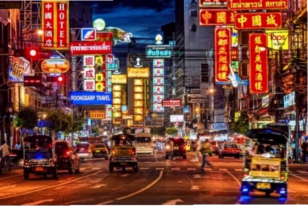 Khu phố người Hoa sầm uất với nhiều cửa hàng và món ăn đặc sản