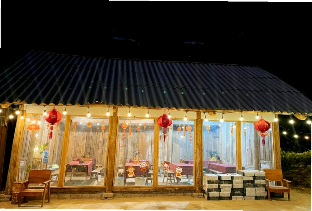 Khu vực ban công của Lux House Tà Xùa nhìn ra thung lũng