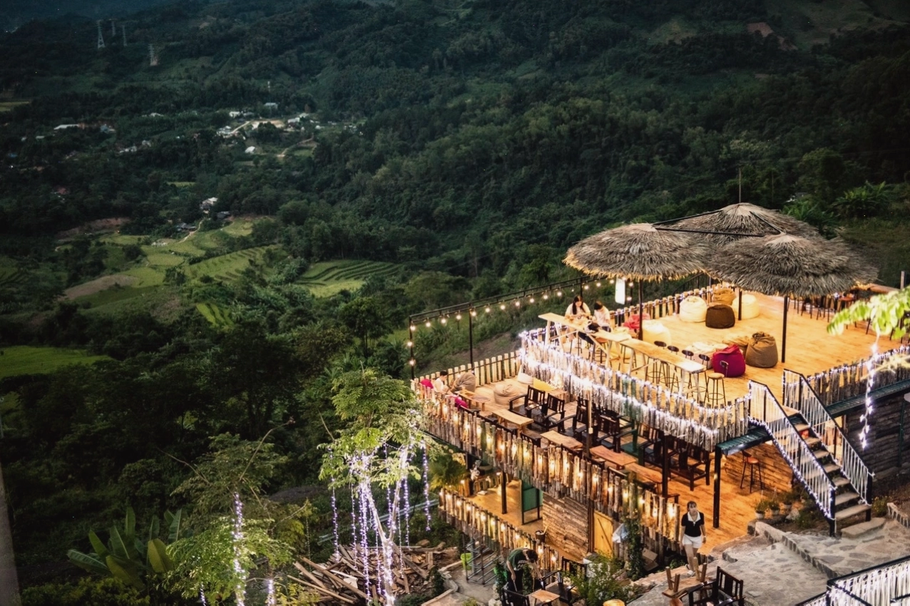 Khu vực cà phê ngoài trời của Ecolodge Kê Nênh với view nhìn ra ruộng bậc thang