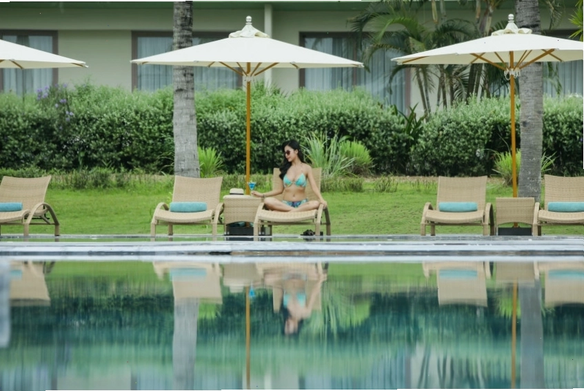 Khu vực ghế tắm nắng và thư giãn bên bể bơi Resort FLC Sầm Sơn