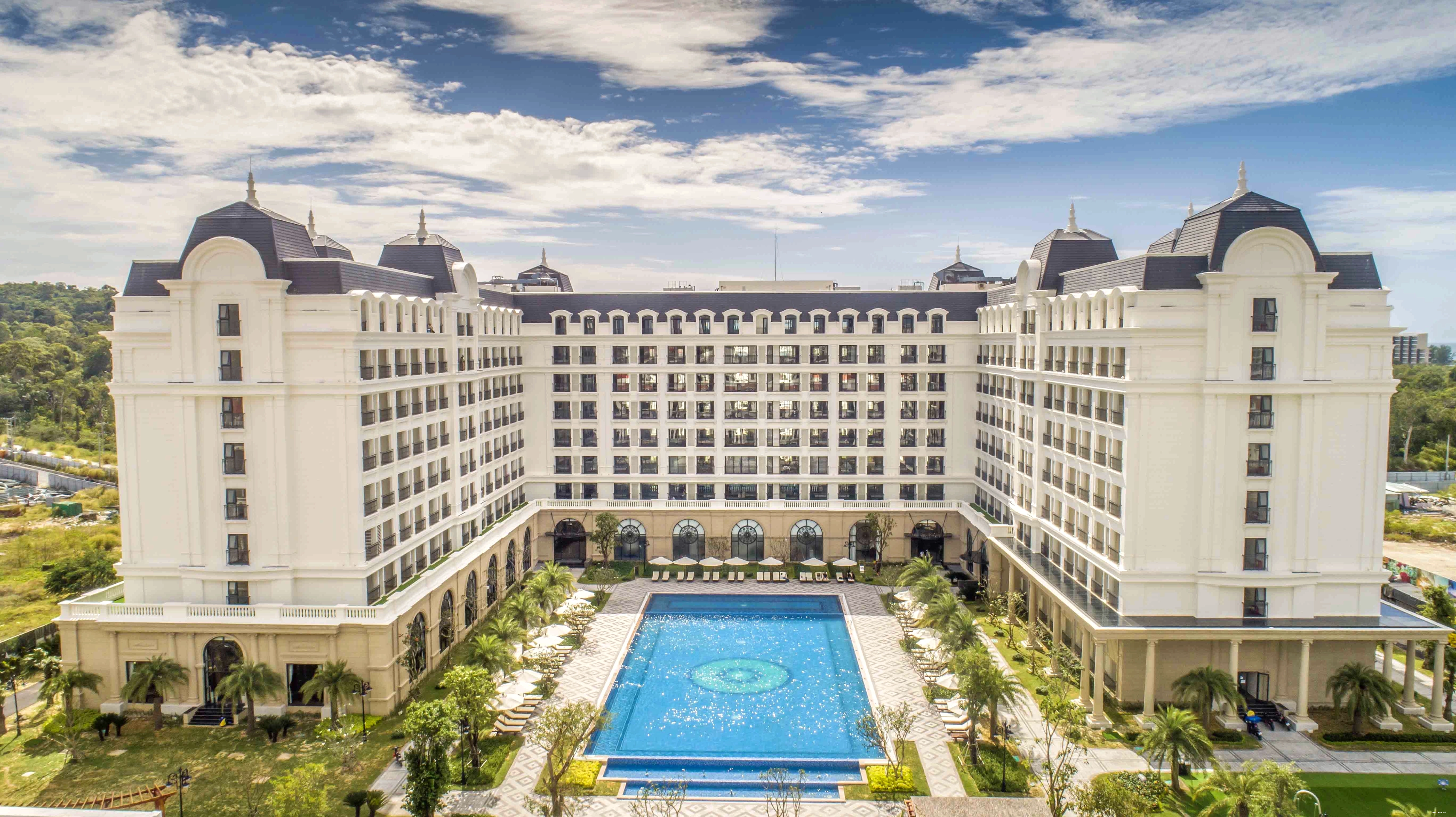 Khu vực hồ bơi của Vinholidays Fiesta Phú Quốc