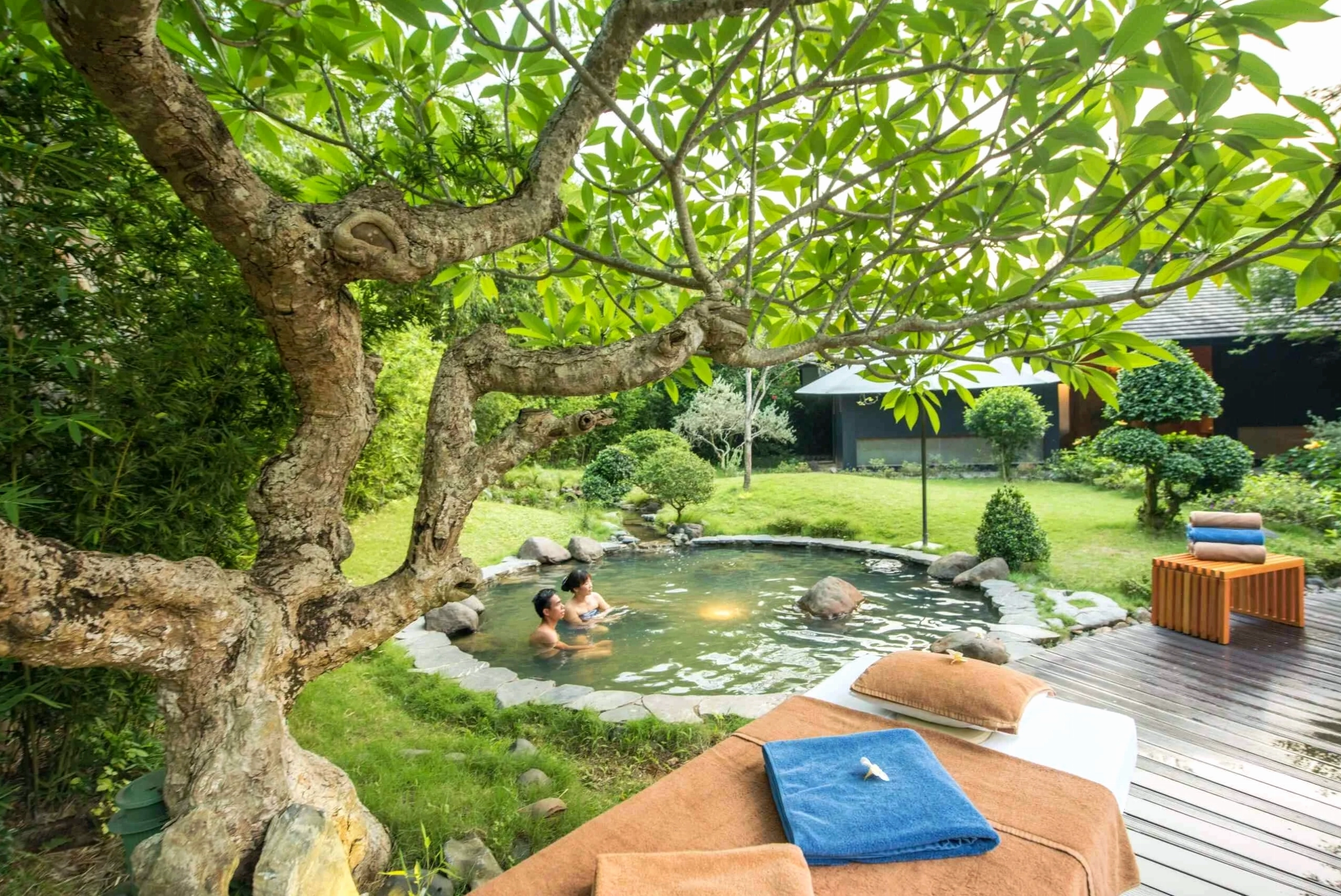 Khu vực hồ bơi khoáng nóng tại Serena Resort