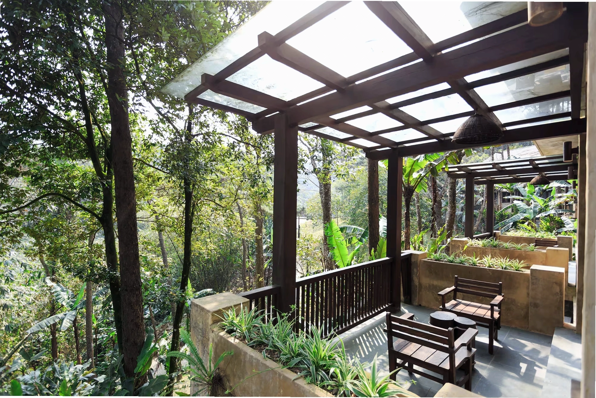 Khu vực hồ bơi ngoài trời của Meliá Ba Vì Mountain Retreat