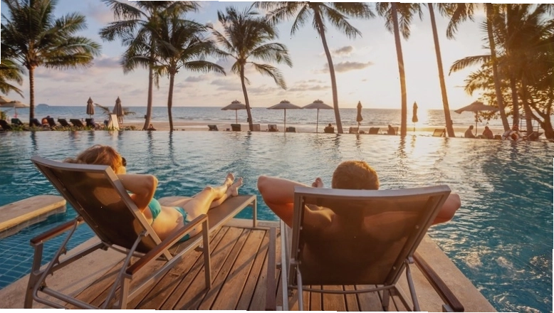 Khu vực hồ bơi tại một resort All-inclusive sang trọng với nhiều tiện ích