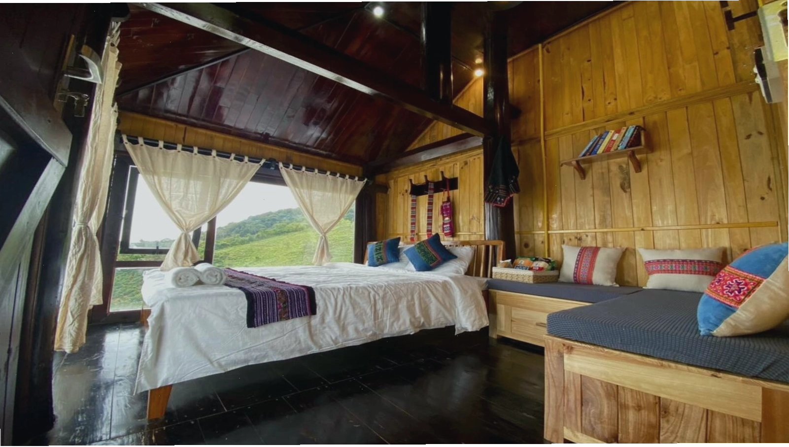 Khu vực phòng khách chung ấm cúng tại Cam's House Tà Xùa