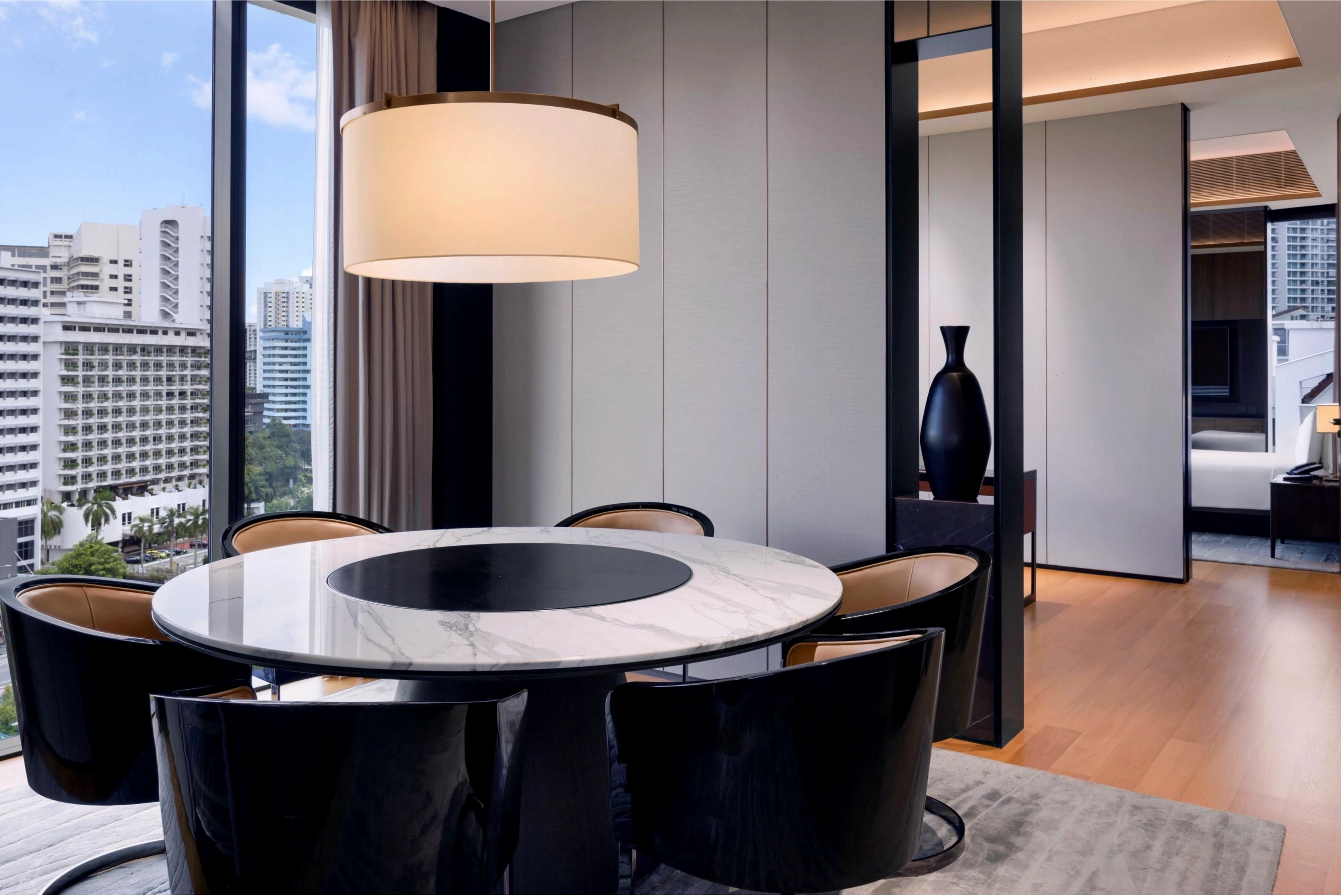 Khu vực quầy bar với các loại cocktail độc đáo tại InterContinental Singapore Robertson Quay
