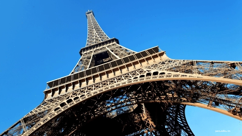 Khu vực tầng một của Tháp Eiffel với các quầy vé và lối lên thang máy