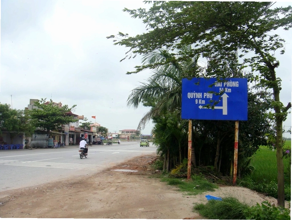 Khu vực xung quanh Ngã Ba Đọ với nhiều cửa hàng và dịch vụ hoạt động sầm uất