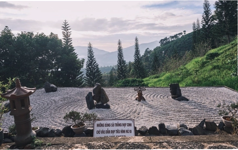 Khu vườn sỏi và không gian thiền định tại Chùa Linh Quy Pháp Ấn