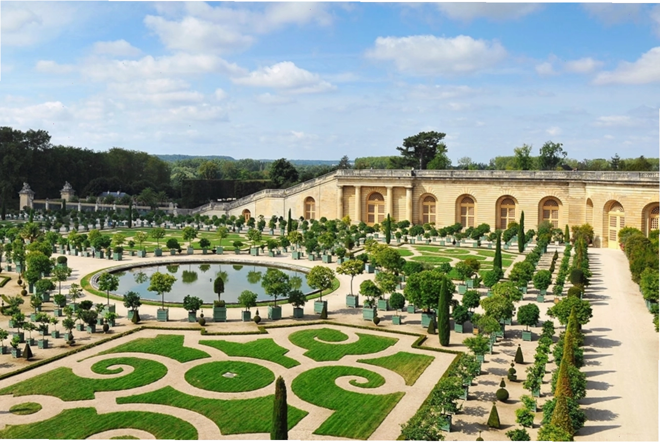 Khu vườn Versailles rộng lớn và được chăm sóc tỉ mỉ