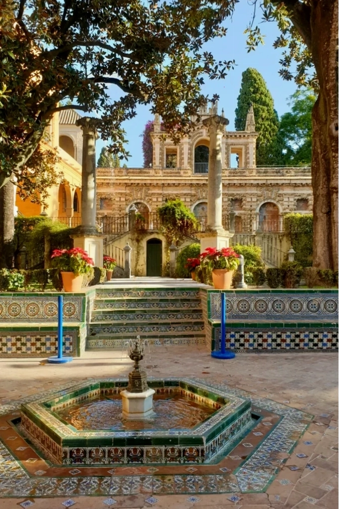 Khu vườn xinh đẹp tại Alcazar ở Seville