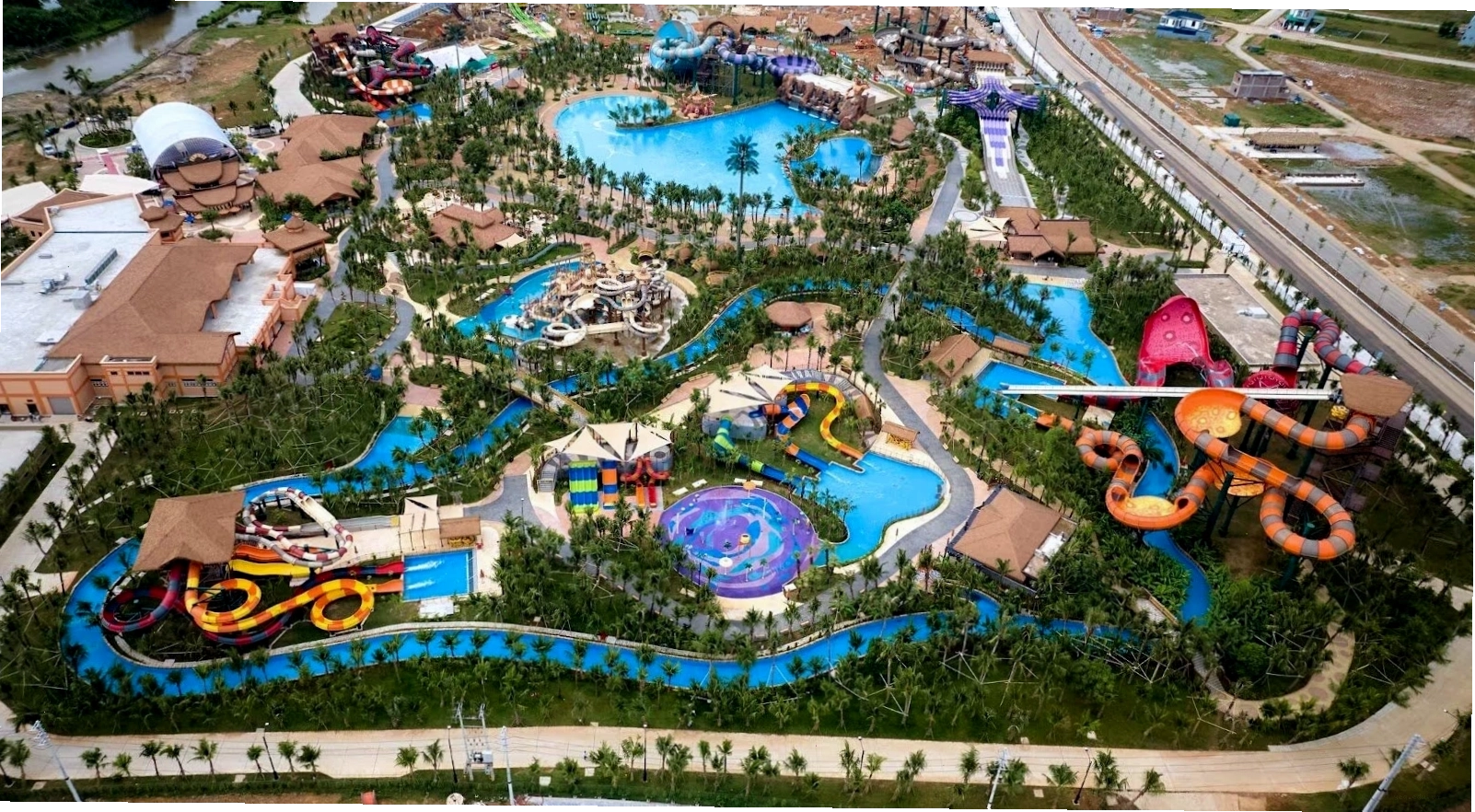 Khung cảnh biển Sầm Sơn gần khu phức hợp Sun World