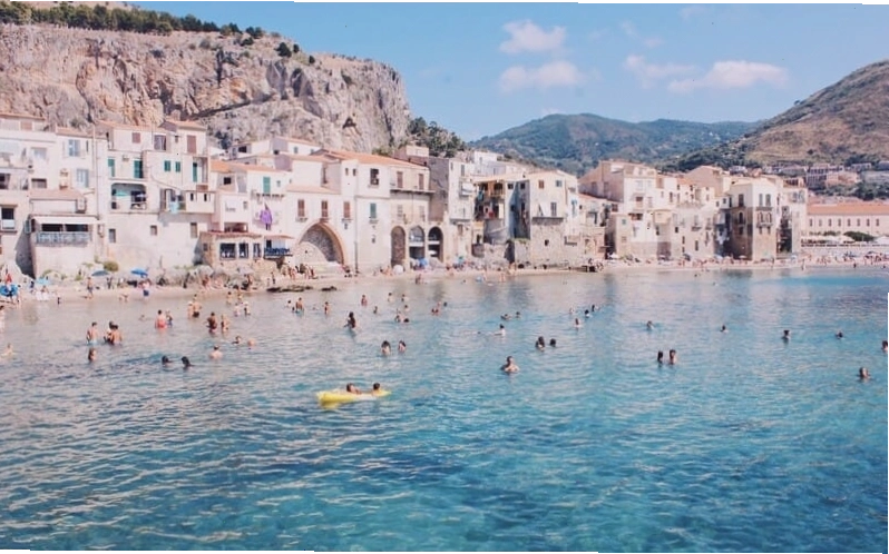 Khung cảnh đường phố với những chiếc xe cổ điển tại Sicily