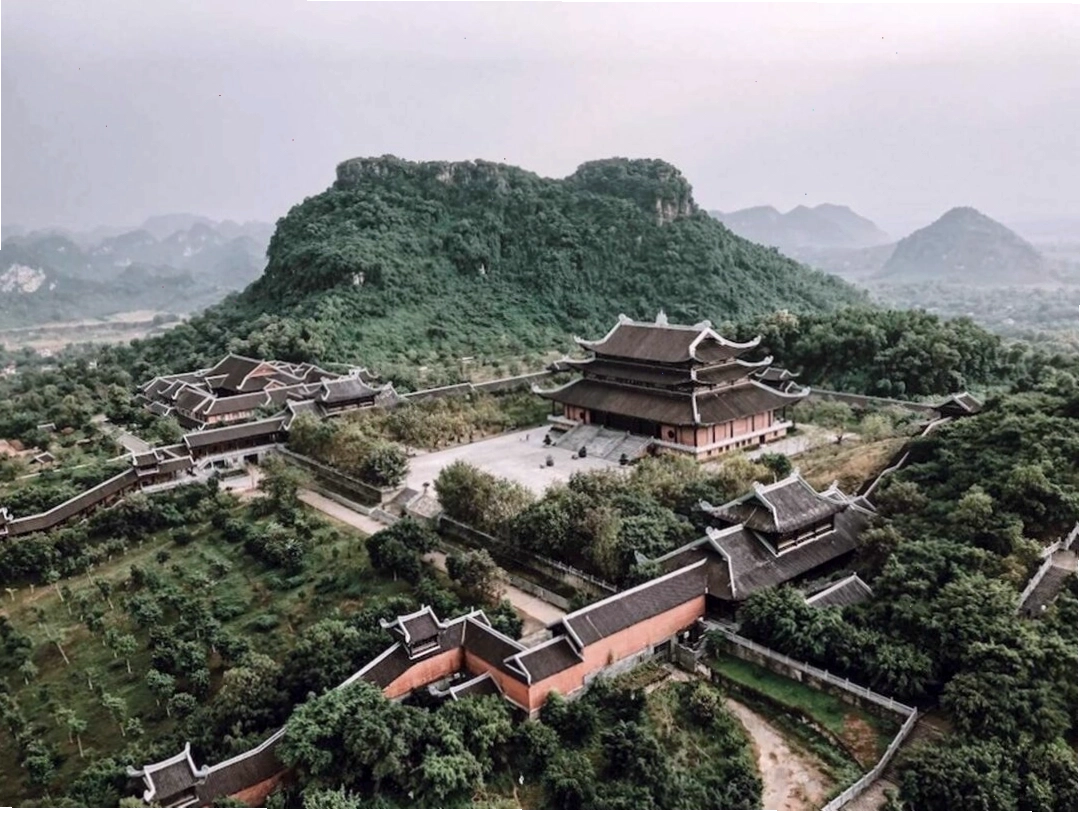 Khung cảnh hùng vĩ của khu danh thắng Yên Tử với nhiều ngôi chùa cổ kính