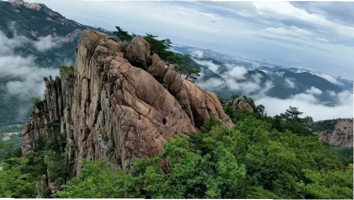 Khung cảnh hùng vĩ của núi Seorak nhìn từ trên cao