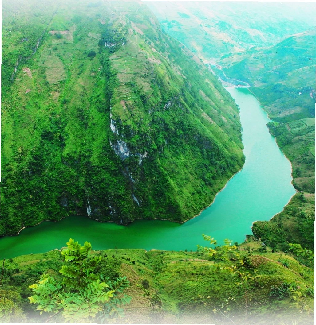 Khung cảnh hùng vĩ của sông Nho Quế nhìn từ đèo Mã Pí Lèng