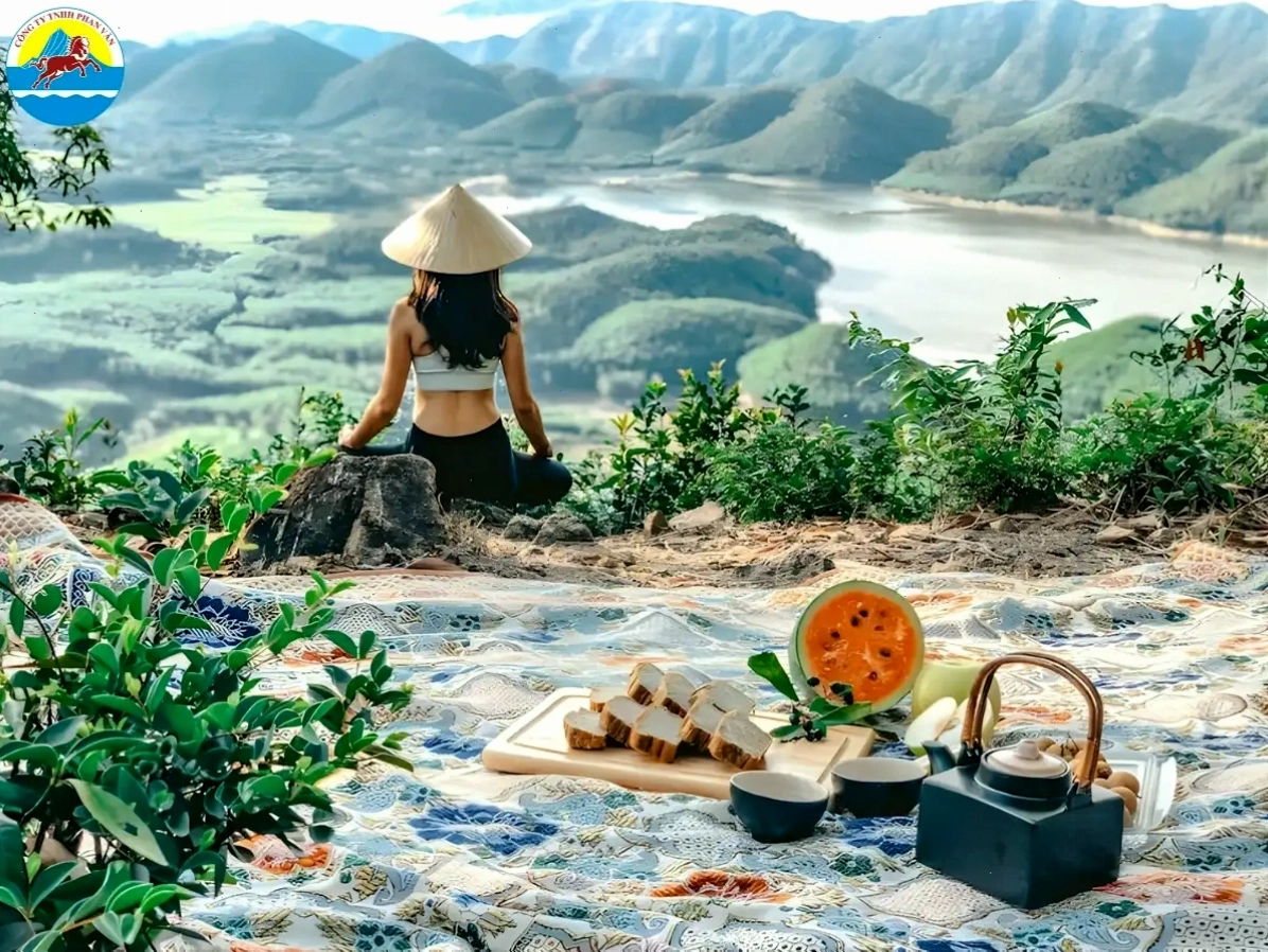 Khung cảnh hùng vĩ nhìn từ đỉnh núi Hòn Khô