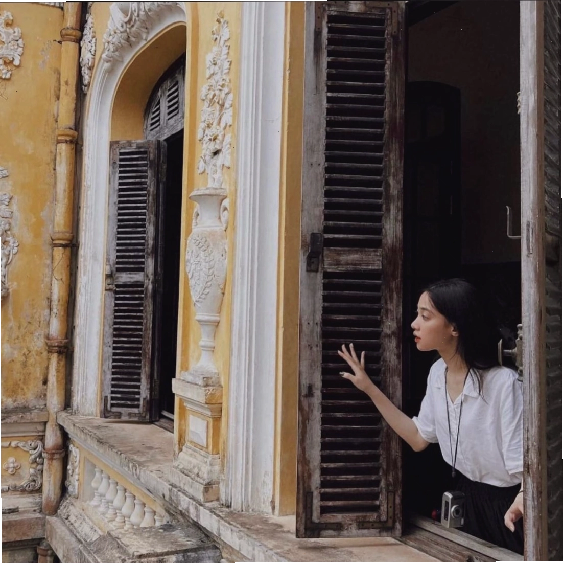 Khung cảnh khuôn viên Cung An Định Huế rực rỡ sắc hoa
